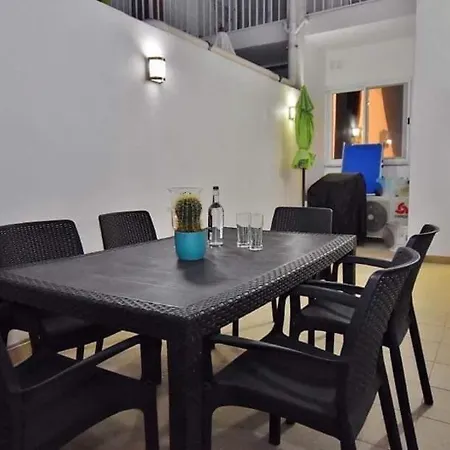 Luxury 2 Bedrooms Apartment *