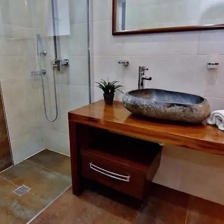 Luxury 2 Bedrooms Apartment *